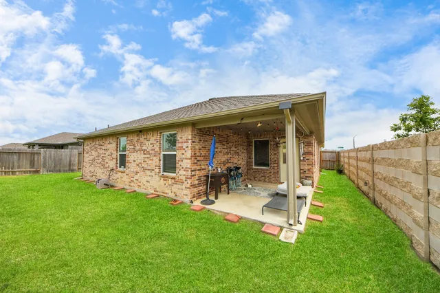a view of a house with backyard and porch