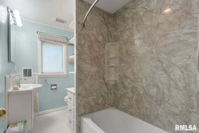 $1,600 | 119 West Clara Avenue, Peoria, IL 61614