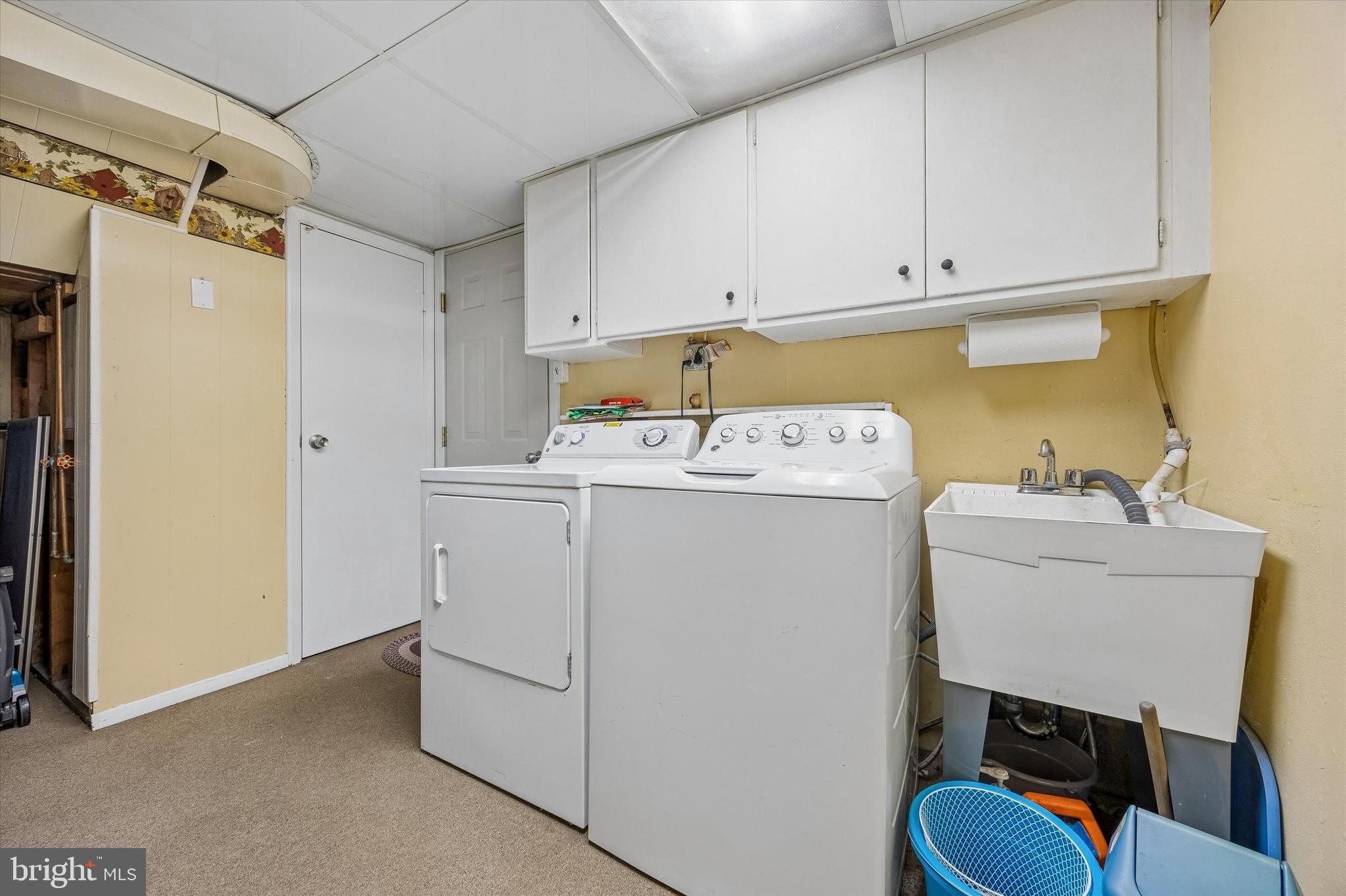 3212 Atmore Road Philadelphia, PA 19154 - Photo 22 of 25 a utility room with dryer and washer