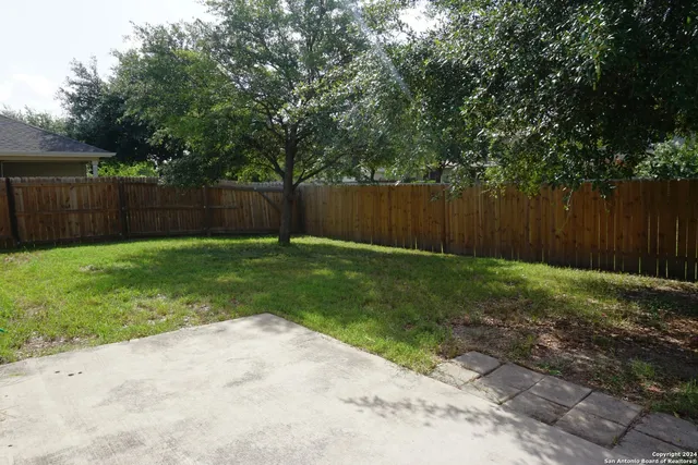 a view of a back yard