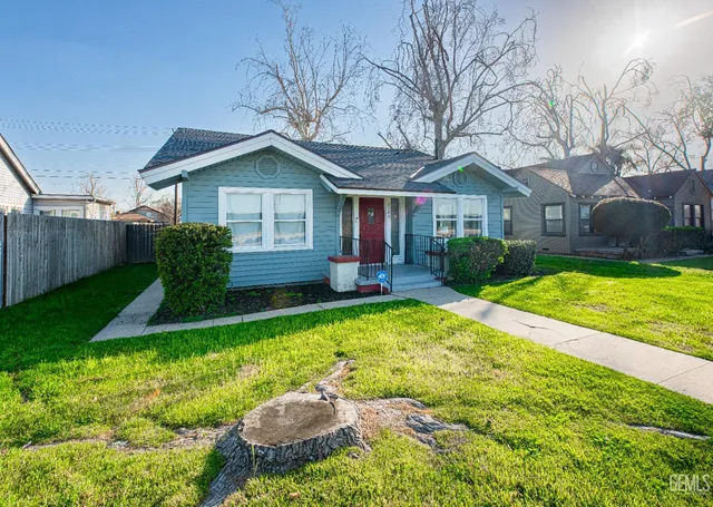 a view of a house with backyard and a garden