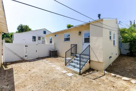 a view of a house with backyard