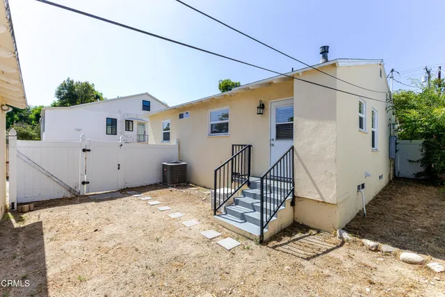 a view of a house with backyard