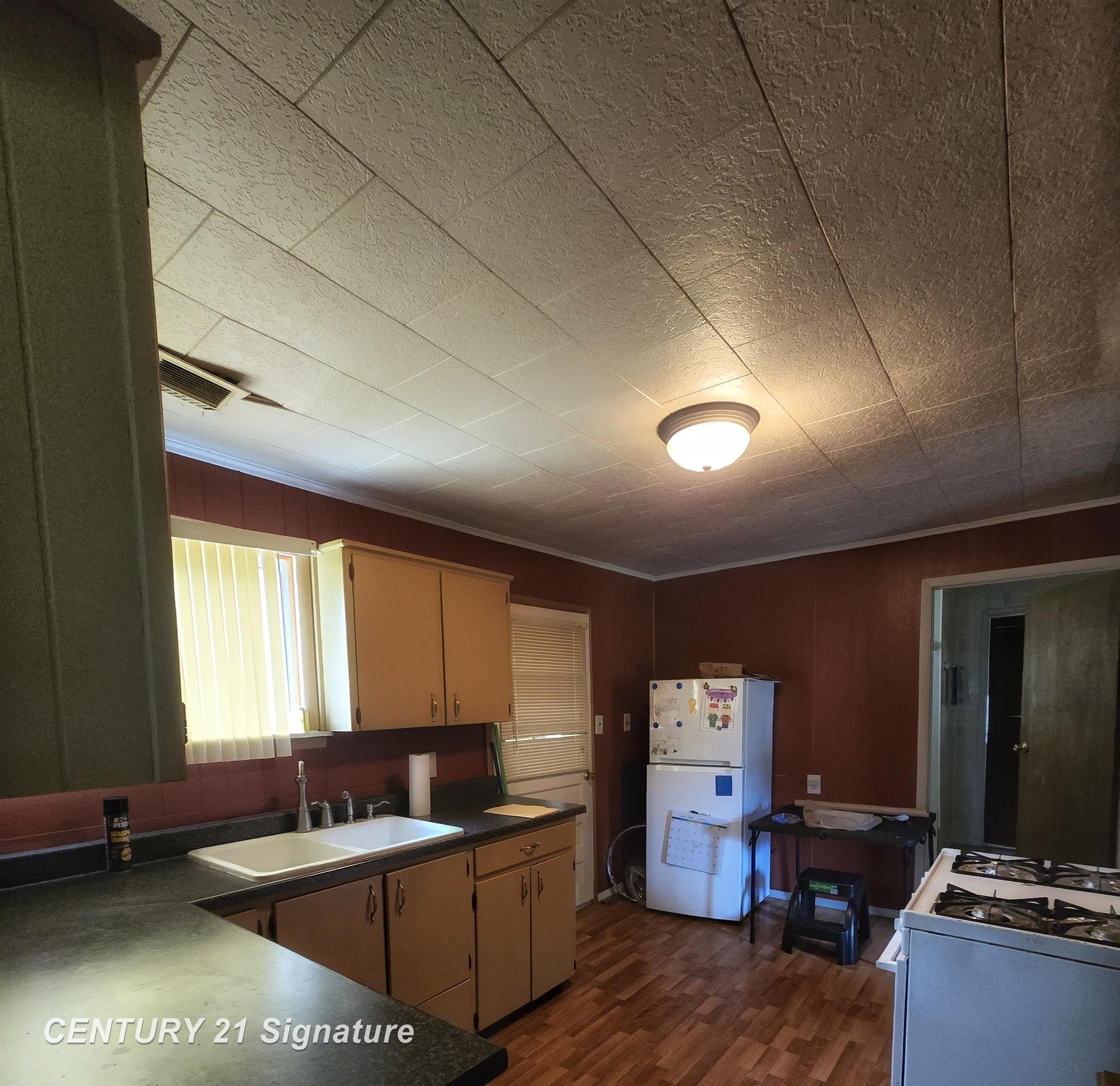 1677 Huntington Road Saginaw, MI 48601 - Photo 9 of 25 50145824-ba0e8497-f0ae-4670-a631-2d4797b5a915.JPG