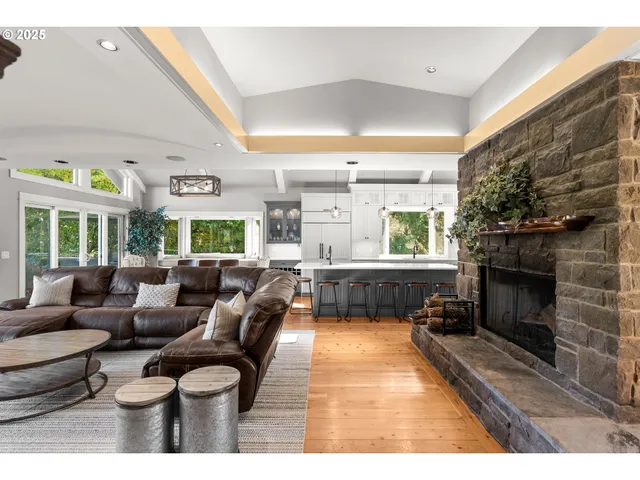 $1,625,000 | 14089 Northeast River Vista Lane, Aurora, OR 97002