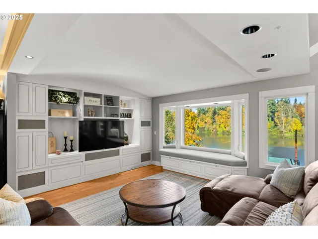 $1,625,000 | 14089 Northeast River Vista Lane, Aurora, OR 97002