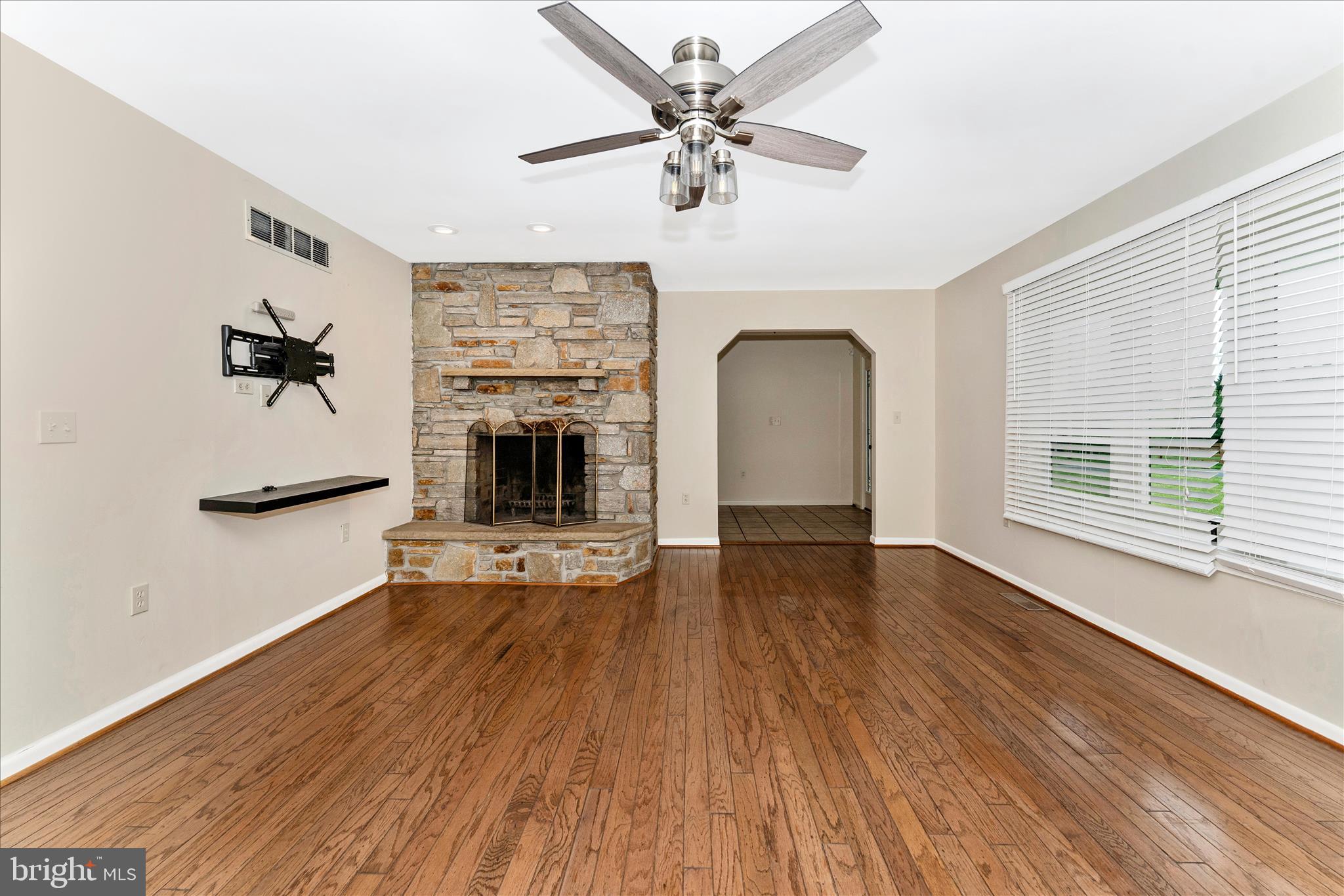 7023 Runkles Road Mount Airy, MD 21771 - Photo 9 of 49 Living Room