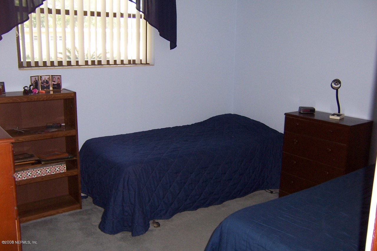 4637 Spring Park Road Jacksonville, FL 32207 - Photo 6 of 10 a bedroom with a bed and a window