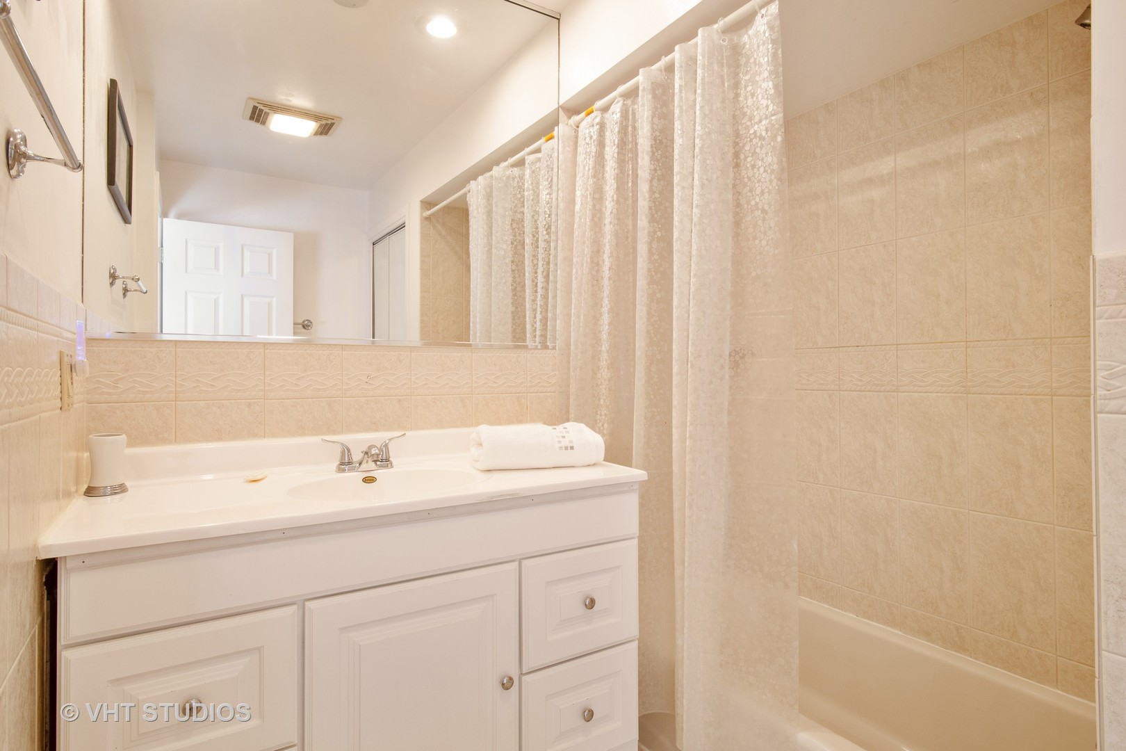 731 Hibbard Road Wilmette, IL 60091 - Photo 17 of 18 a bathroom with a sink a vanity and a bathtub