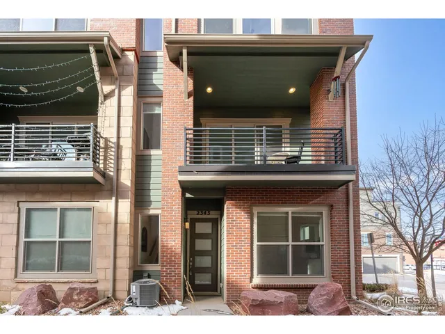 a view of entryway of a house