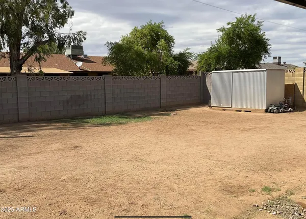 a view of a backyard