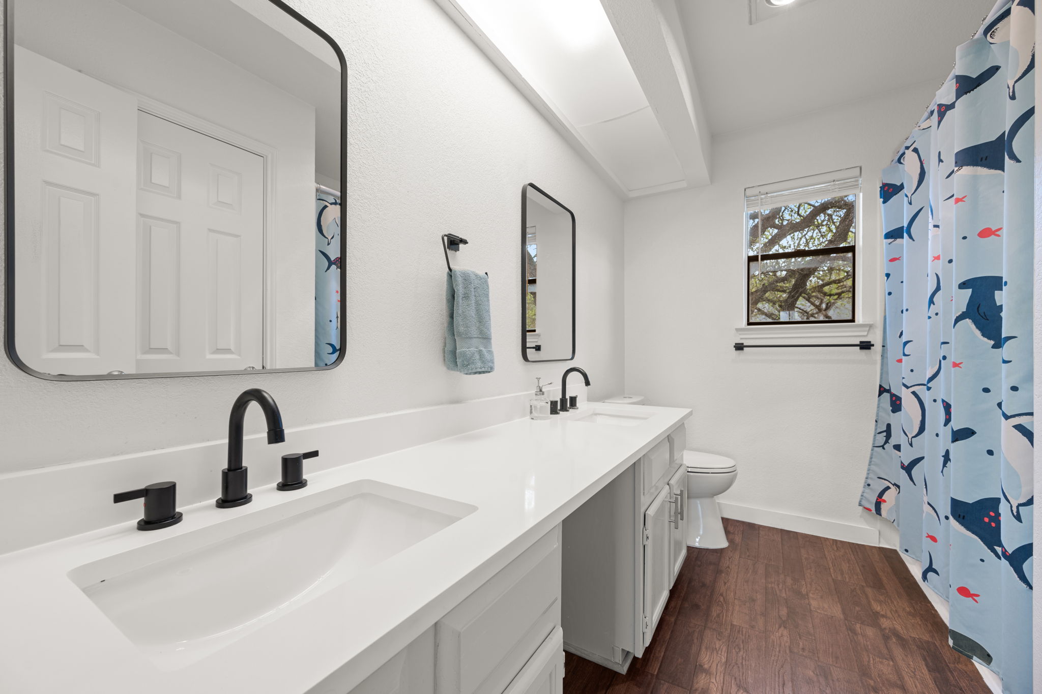 11942 Bittern Hollow Austin, TX 78758 - Photo 18 of 29 a bathroom with 2 sink and a mirror