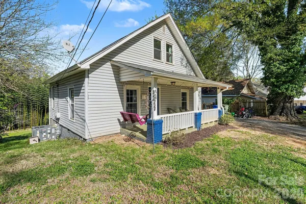 a view of front of house with a yard