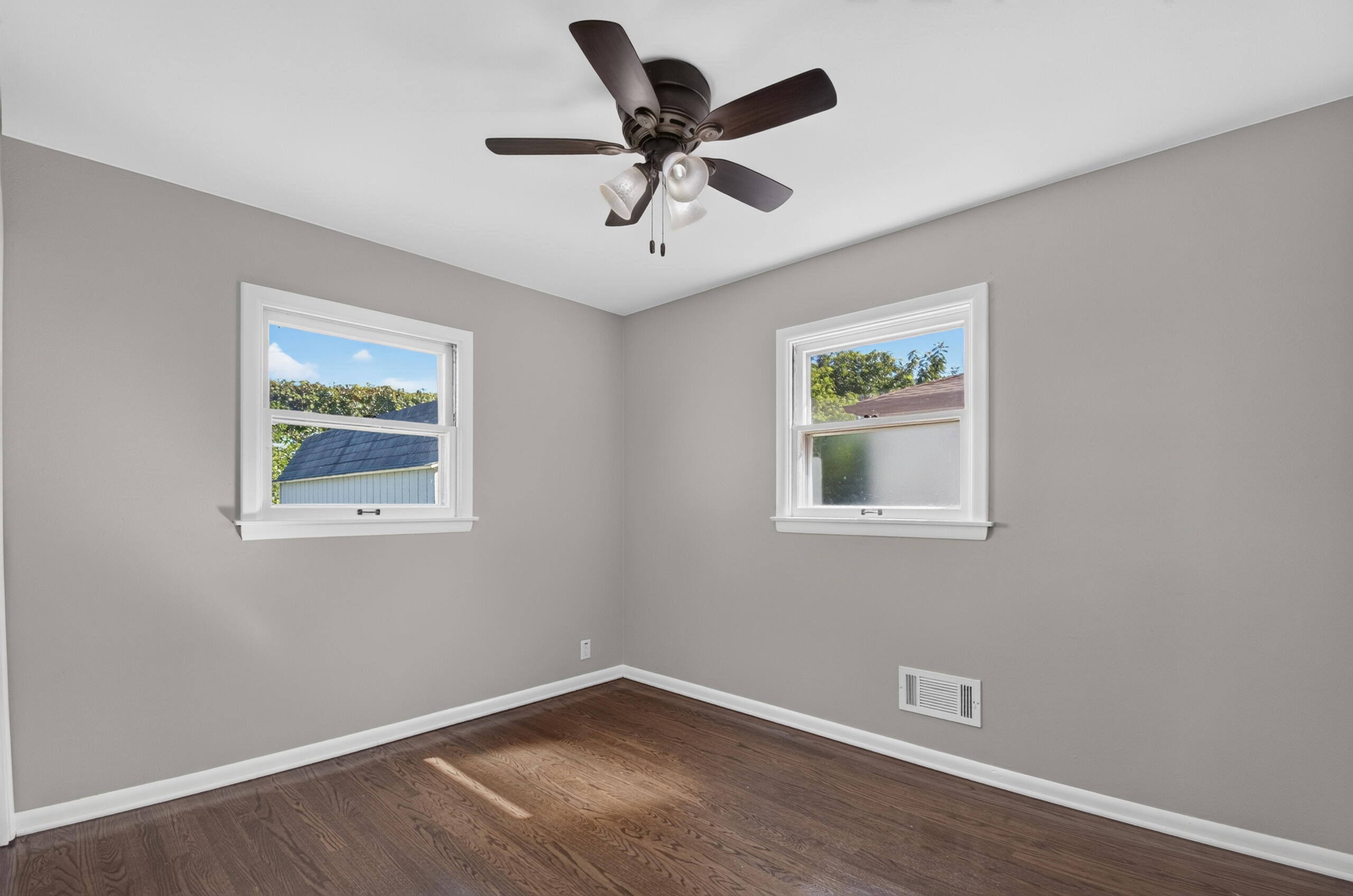 2039 Wustum Avenue Racine, WI 53404 - Photo 11 of 24 IMG_5938