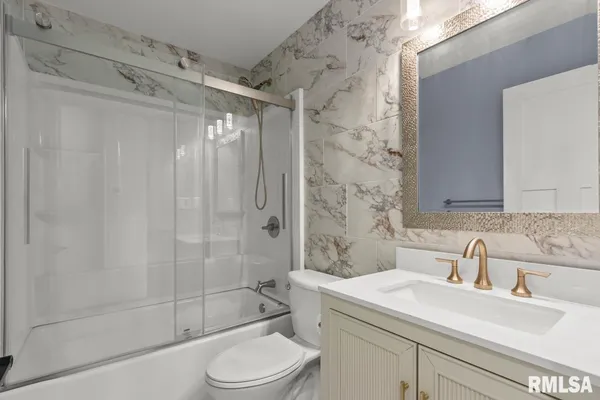 $2,250 | 1900 East Knox Street, Peoria, IL 61603