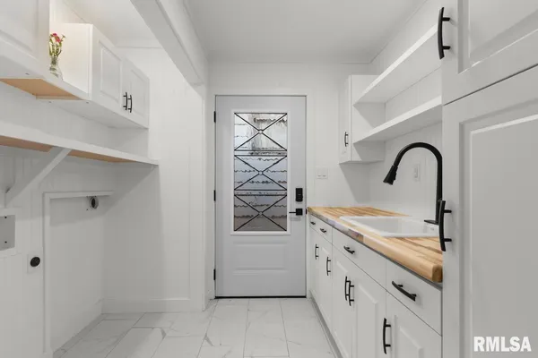 $2,250 | 1900 East Knox Street, Peoria, IL 61603