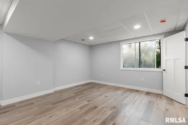 $2,250 | 1900 East Knox Street, Peoria, IL 61603