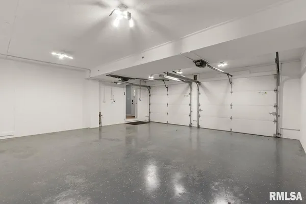 $2,250 | 1900 East Knox Street, Peoria, IL 61603