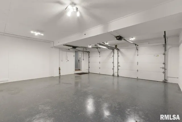 $3,000 | 1900 East Knox Street, Peoria, IL 61603