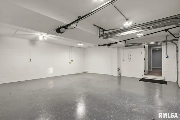 $2,250 | 1900 East Knox Street, Peoria, IL 61603