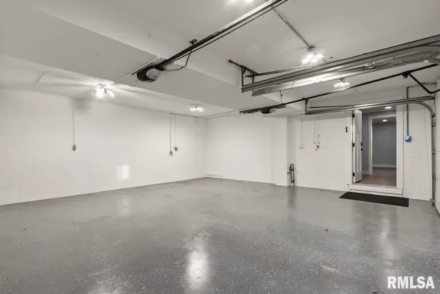 $3,000 | 1900 East Knox Street, Peoria, IL 61603