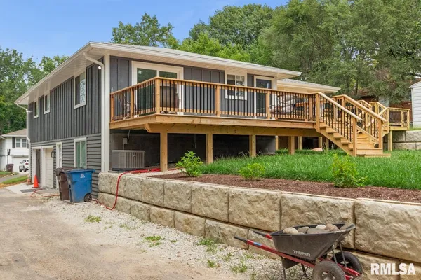 $2,250 | 1900 East Knox Street, Peoria, IL 61603