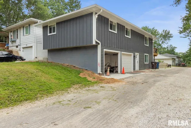 $3,000 | 1900 East Knox Street, Peoria, IL 61603