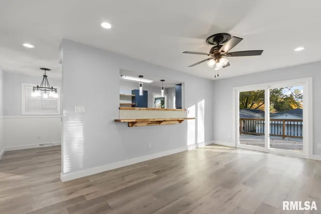 $3,000 | 1900 East Knox Street, Peoria, IL 61603