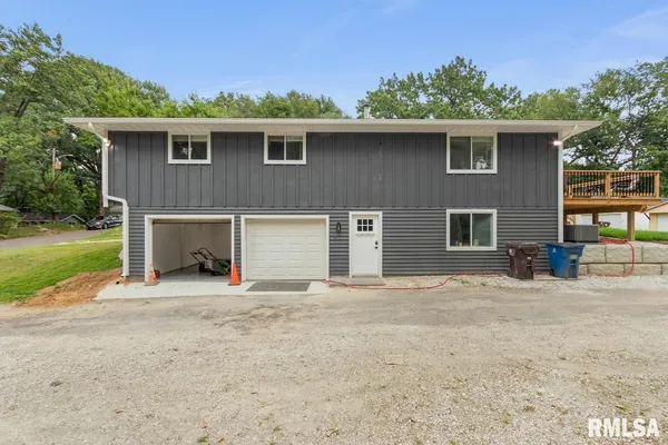 $2,250 | 1900 East Knox Street, Peoria, IL 61603