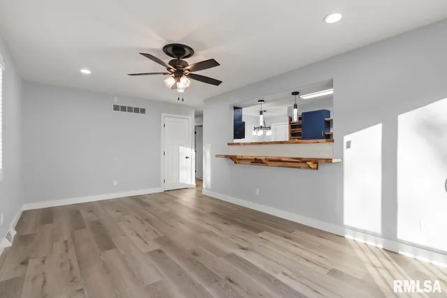 $3,000 | 1900 East Knox Street, Peoria, IL 61603