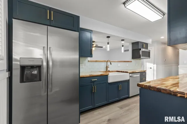 $3,000 | 1900 East Knox Street, Peoria, IL 61603