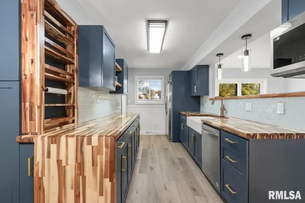 $2,250 | 1900 East Knox Street, Peoria, IL 61603