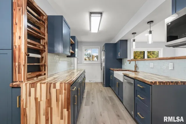 $3,000 | 1900 East Knox Street, Peoria, IL 61603