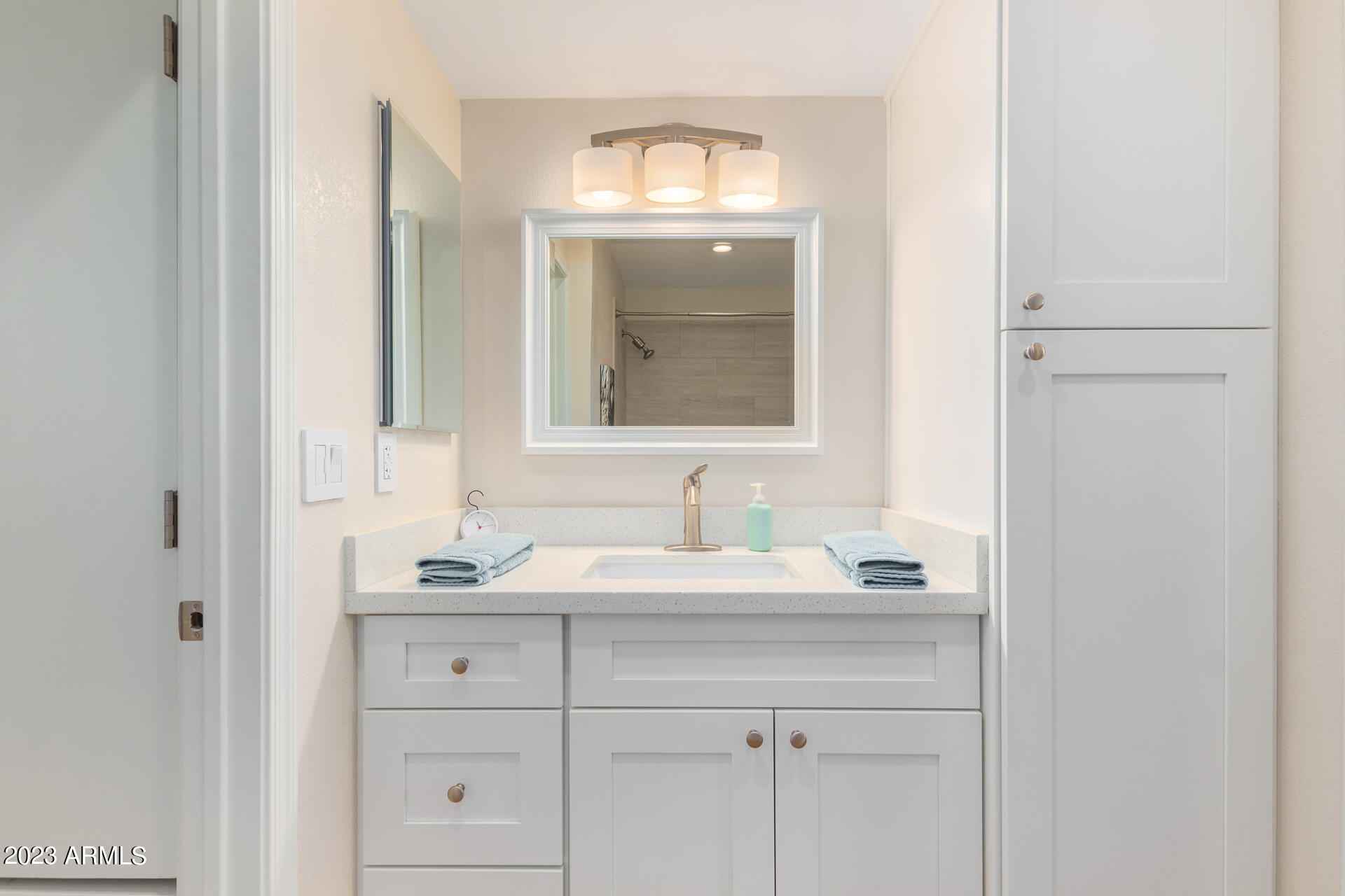 5525 East Thomas Road, Unit E8 Phoenix, AZ 85018 - Photo 19 of 44 Bathroom 1