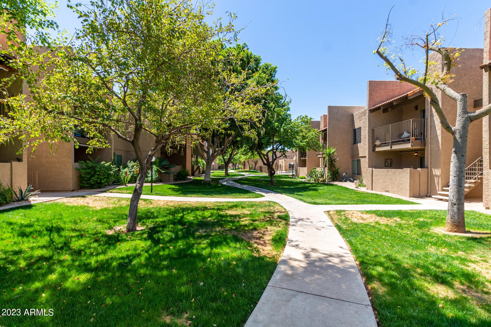 5525 East Thomas Road, Unit E8 Phoenix, AZ 85018 - Photo 31 of 44 Walkway 2