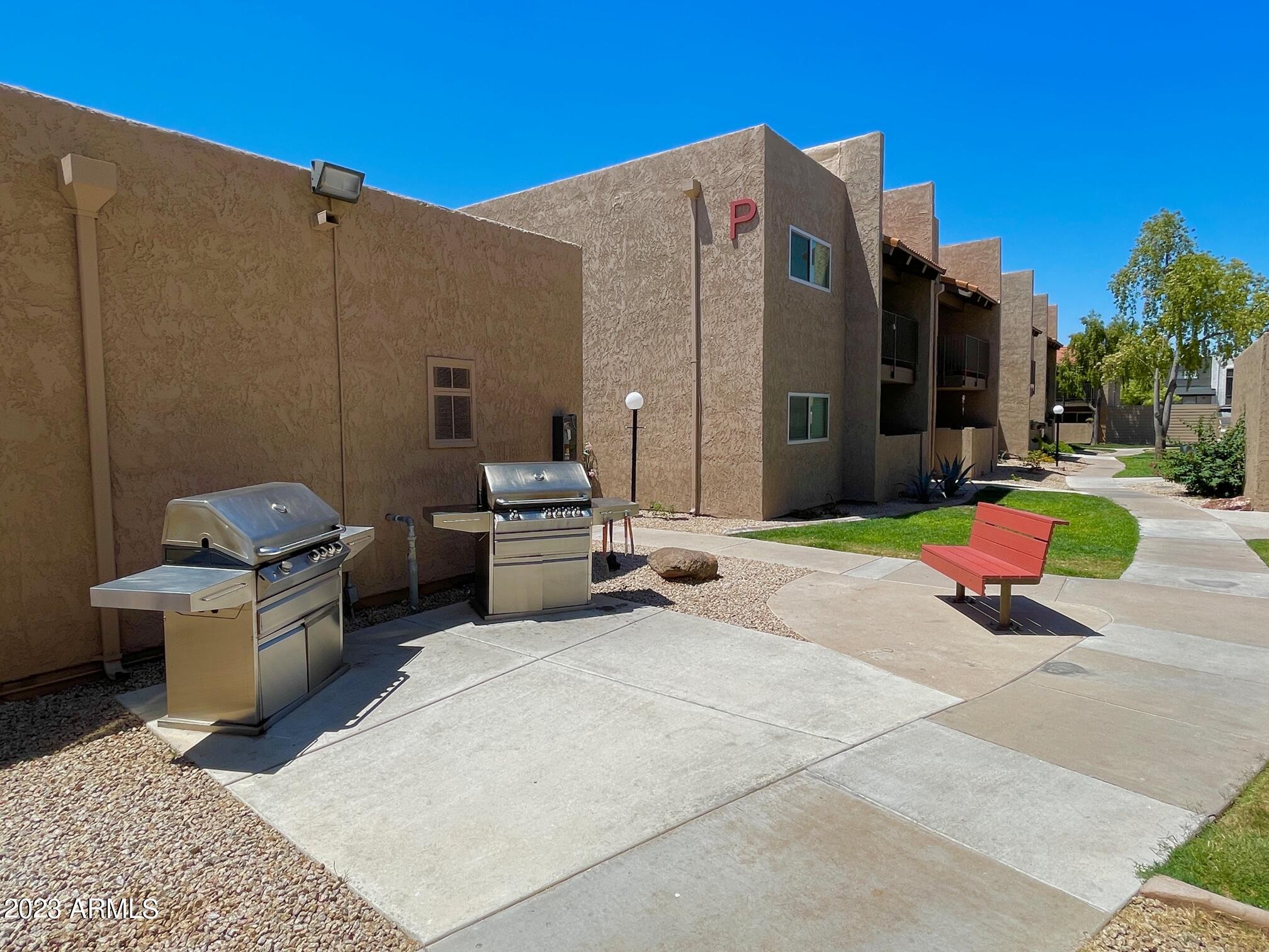 5525 East Thomas Road, Unit E8 Phoenix, AZ 85018 - Photo 36 of 44 Grill area 2