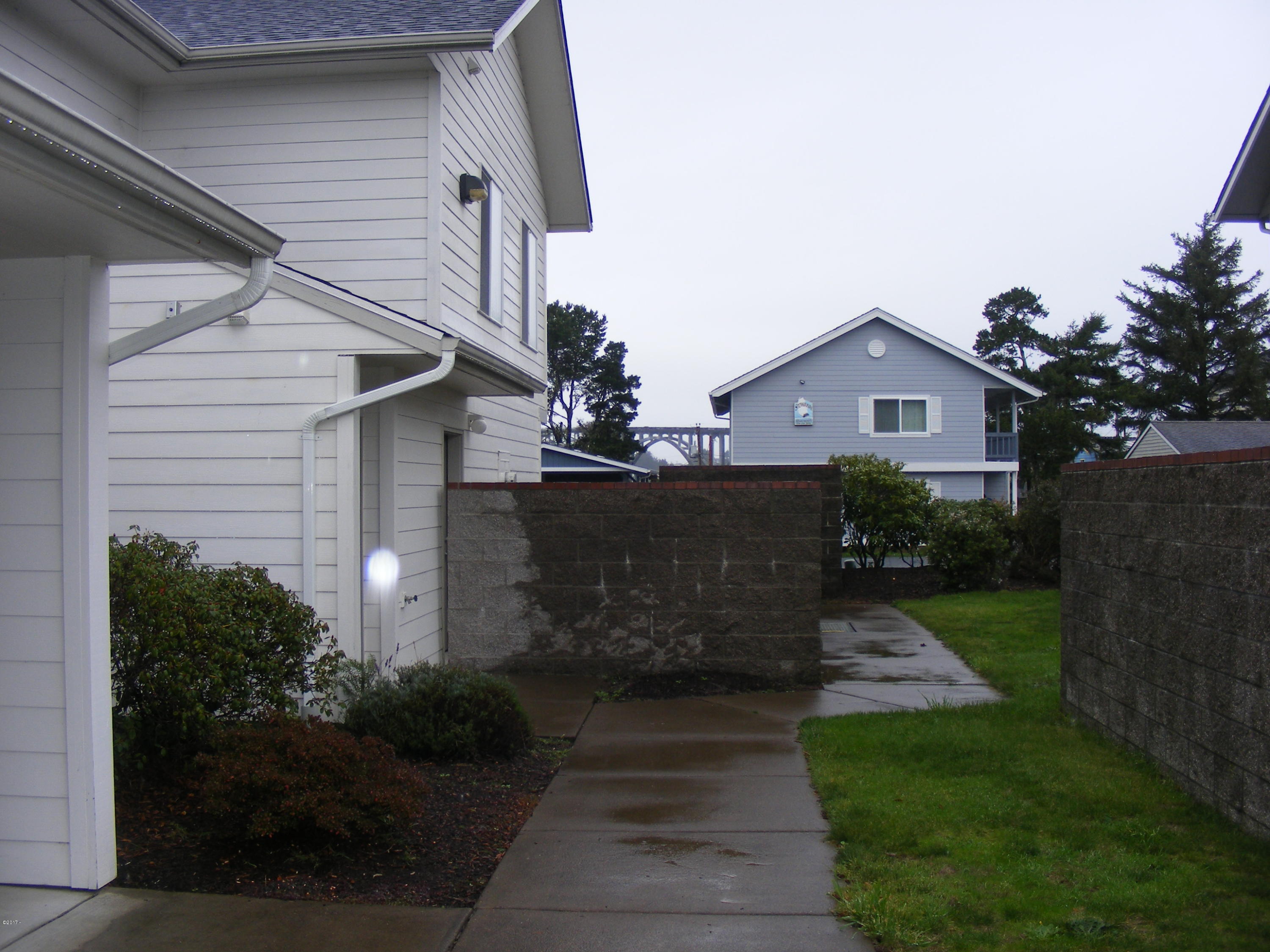 225 Southwest 30th Street Newport, OR 97366 - Photo 18 of 23 common area