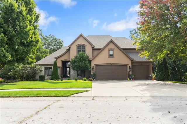 $795,000 | 10514 Northwest River Hills Drive, Parkville, MO 64152