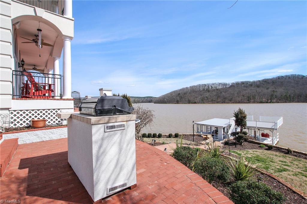 516 Shoreline Road New London, NC 28127 - Photo 5 of 26 Built in gas grill