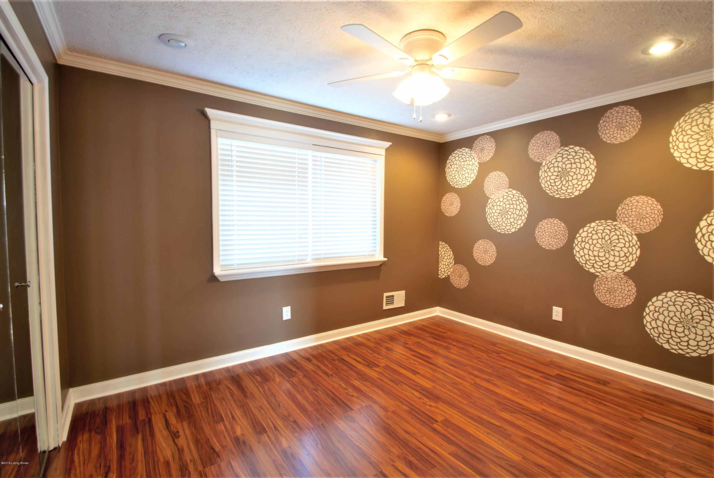 11302 Angelina Road Louisville, KY 40229 - Photo 18 of 37 DSC_1291