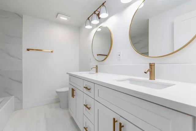 a view of a yard with palm trees