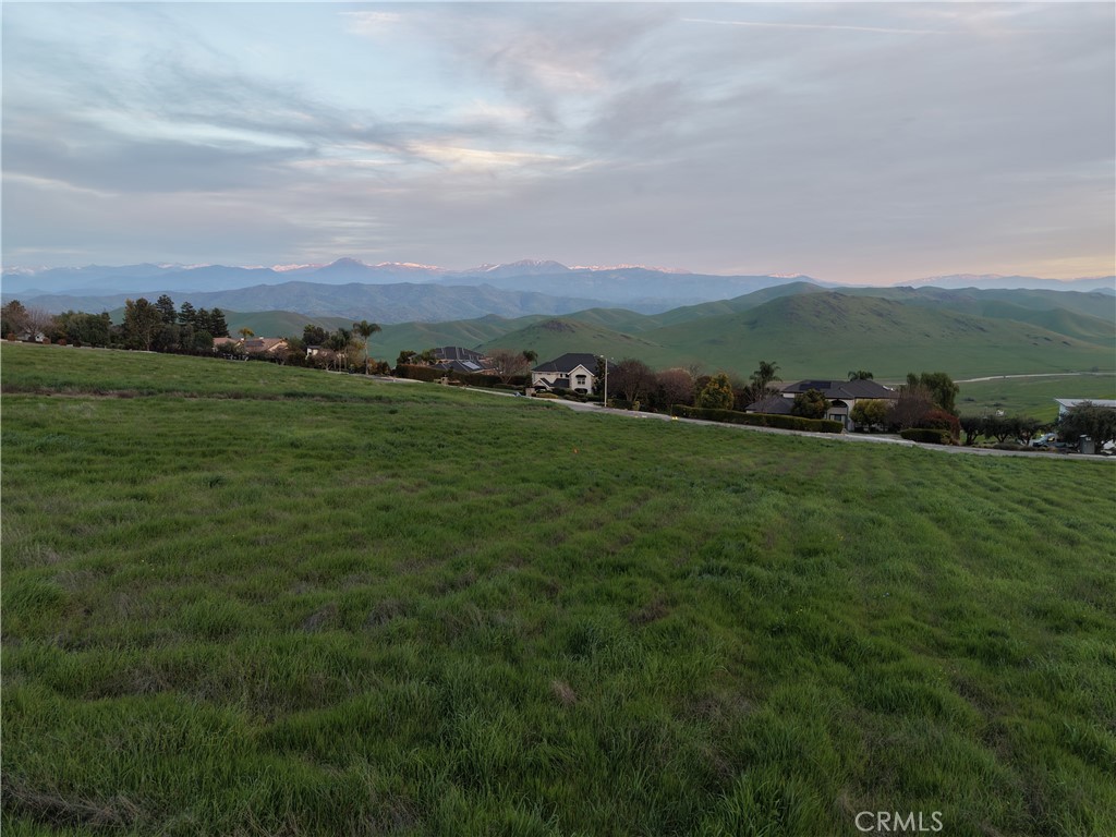 125 High Sierra Drive Exeter, CA 93221 - Photo 13 of 19 a view of an ocean and a yard
