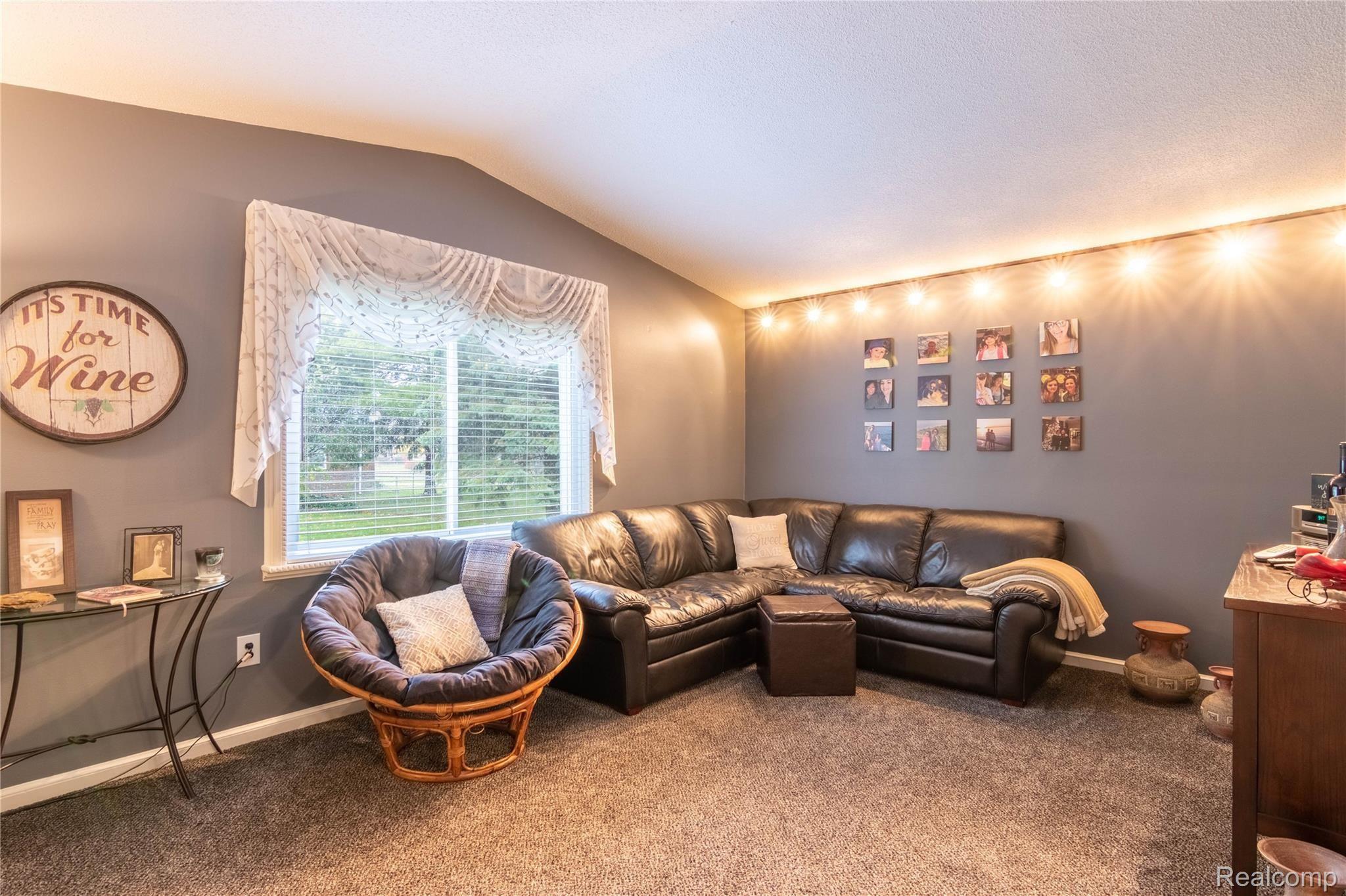 46760 Shelby Road Utica, MI 48317 - Photo 10 of 26 20.Living