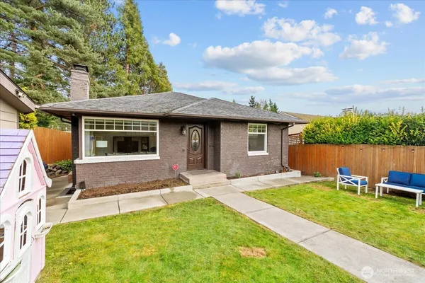 $4,000 | 8250 Corliss Avenue North, Seattle, WA 98103