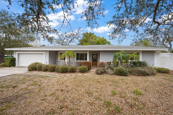 $630,000 | 230 Garden Circle, Belleair, FL 33756