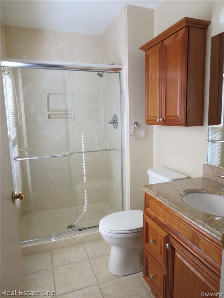 1235 Candlestick Lane, Unit 125 Rochester, MI 48306 - Photo 22 of 31 UPDATED Master Bath with GRANITE!