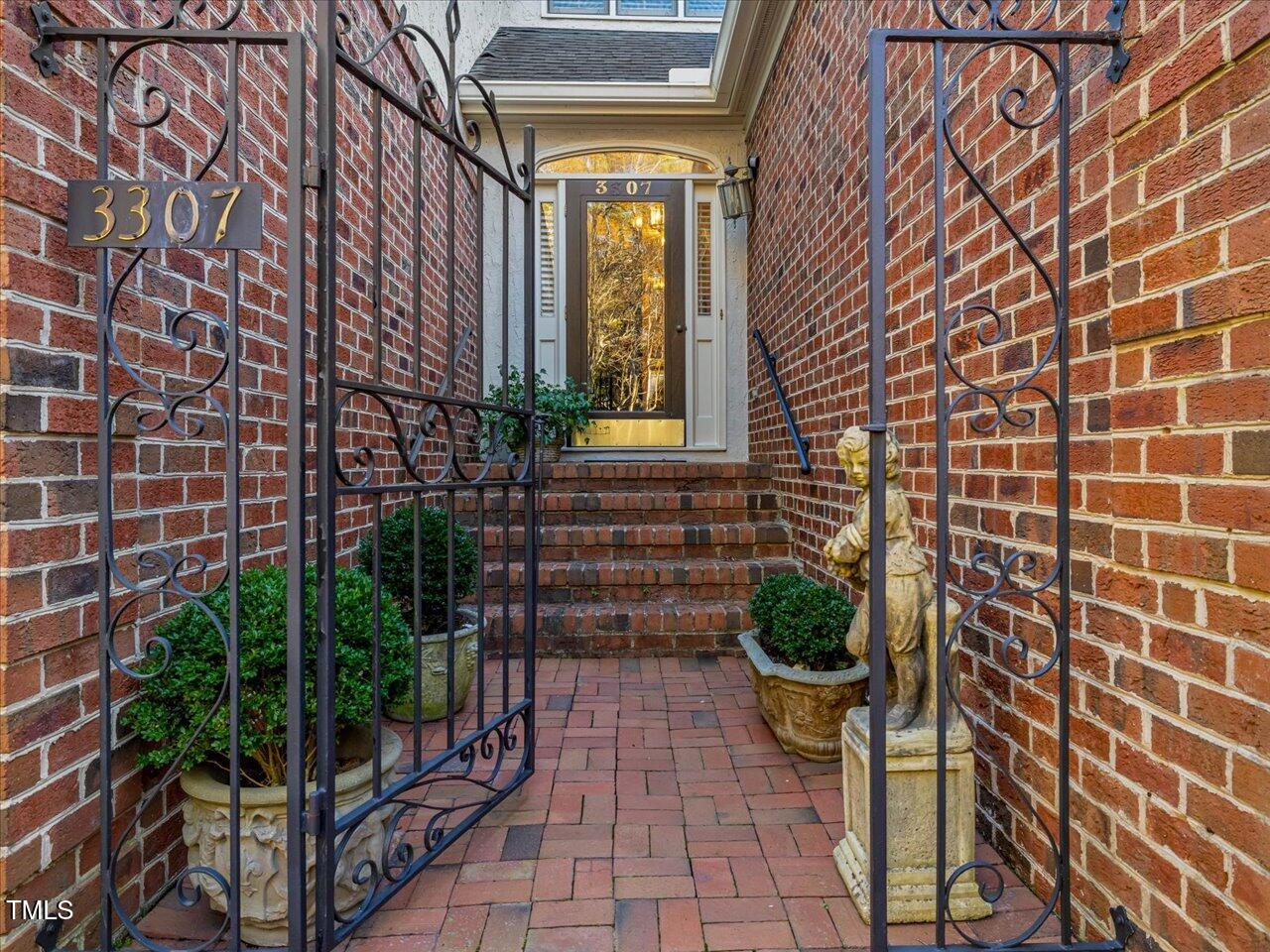 3307 Ridgecrest Court Raleigh, NC 27607 - Photo 2 of 34 05-Courtyard
