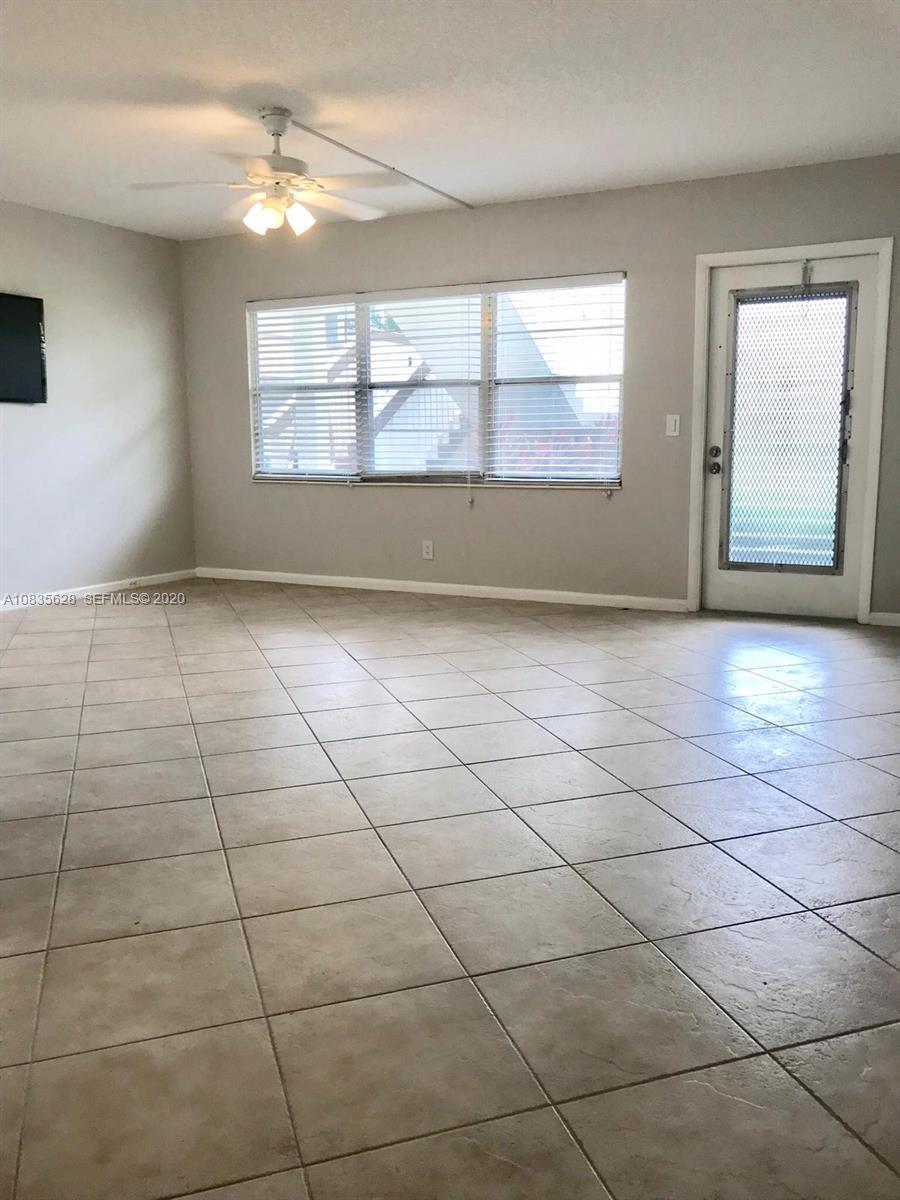 86 Mansfield D Boca Raton, FL 33434 - Photo 8 of 29 living room