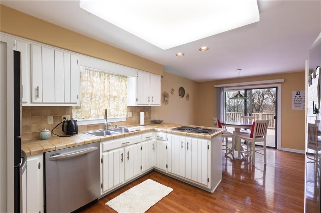 228 Sweet Gum Road Pittsburgh, PA 15238 - Photo 9 of 43 Stainless steel appliances