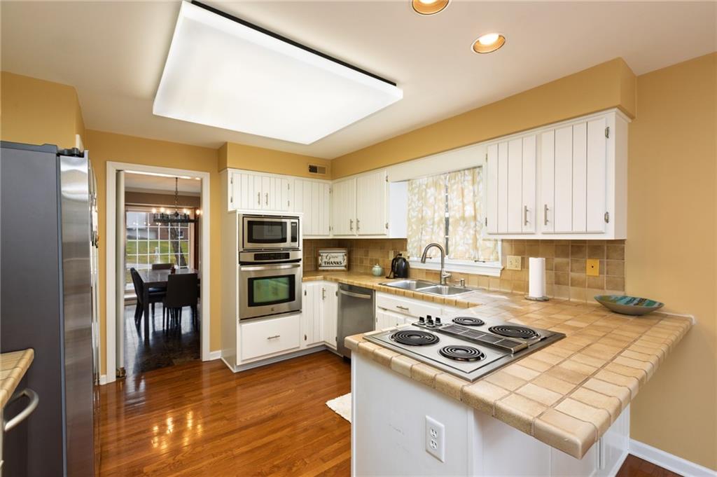 228 Sweet Gum Road Pittsburgh, PA 15238 - Photo 10 of 43 Double ovens, electric cooktop